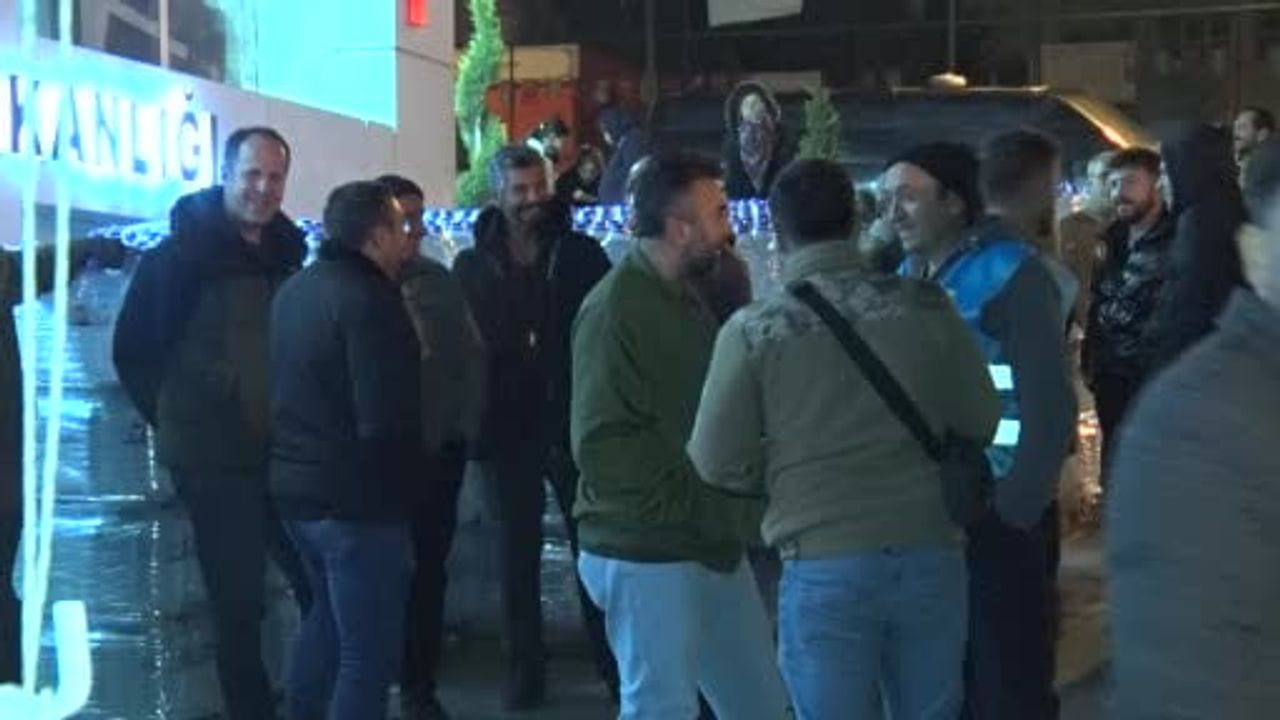 Pursaklar'da Uzun Süreli Su Kesintileri: Vatandaş Tepkili, AK Parti İlçe Başkanlığı Su Dağıttı