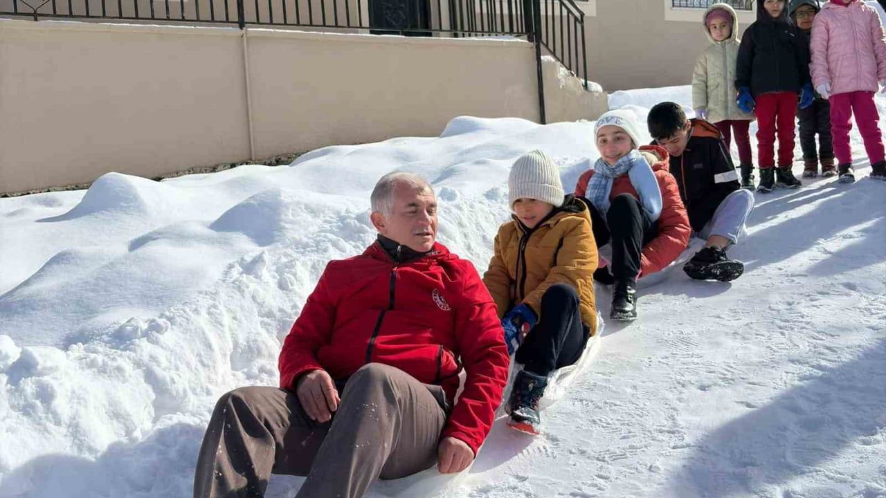 Pütürge'de Kış Kulübü Etkinliği: Poşetlerle Kayma ve Sucuk Mangalı