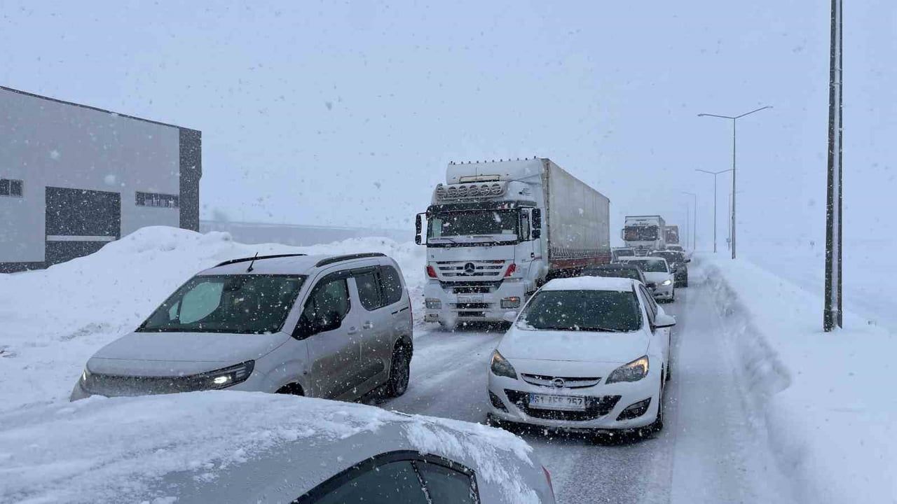 Rahva'da kar ve buzlanma Tatvan–Bitlis kara yolunda trafiği aksattı