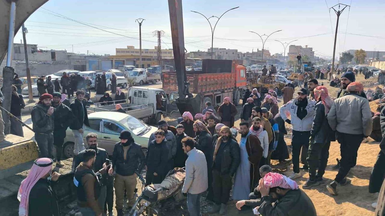 Rakka’da ailelerin bekleyişi: El-Aktan Cezaevi önünde mahkumların serbest bırakılması talebi