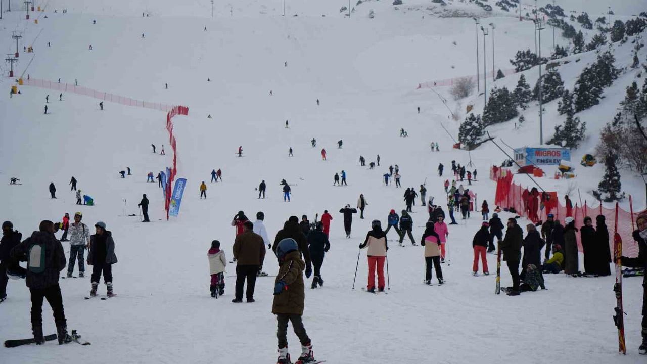 Rapçi Çakal.95 Erzincan'da: Ergan Kayak Merkezi'nde kayak yaptı