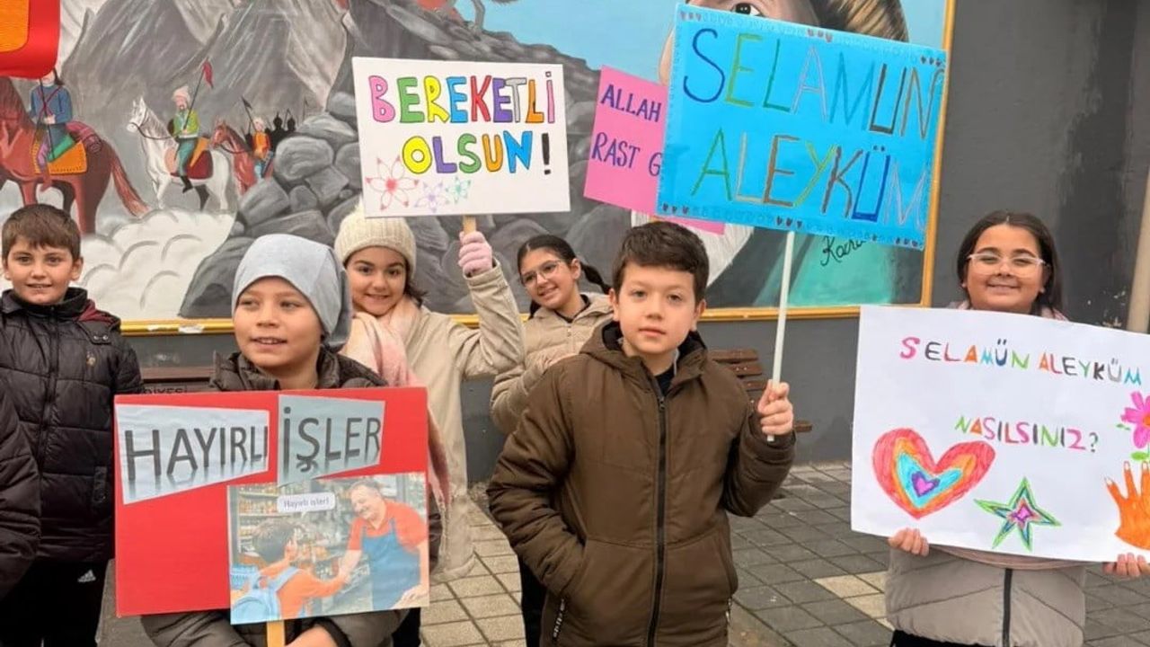 Reşitpaşa İlkokulu Öğrencileri 'Türkiye Selamlaşıyor' Kapsamında Bursa Tarihi Çarşı'da Anlamlı Etkinlik
