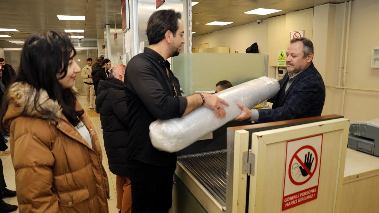 Ressam çift Karasu'da Bakan Murat Kurum'un portresini 120x180 cm halıya işledi