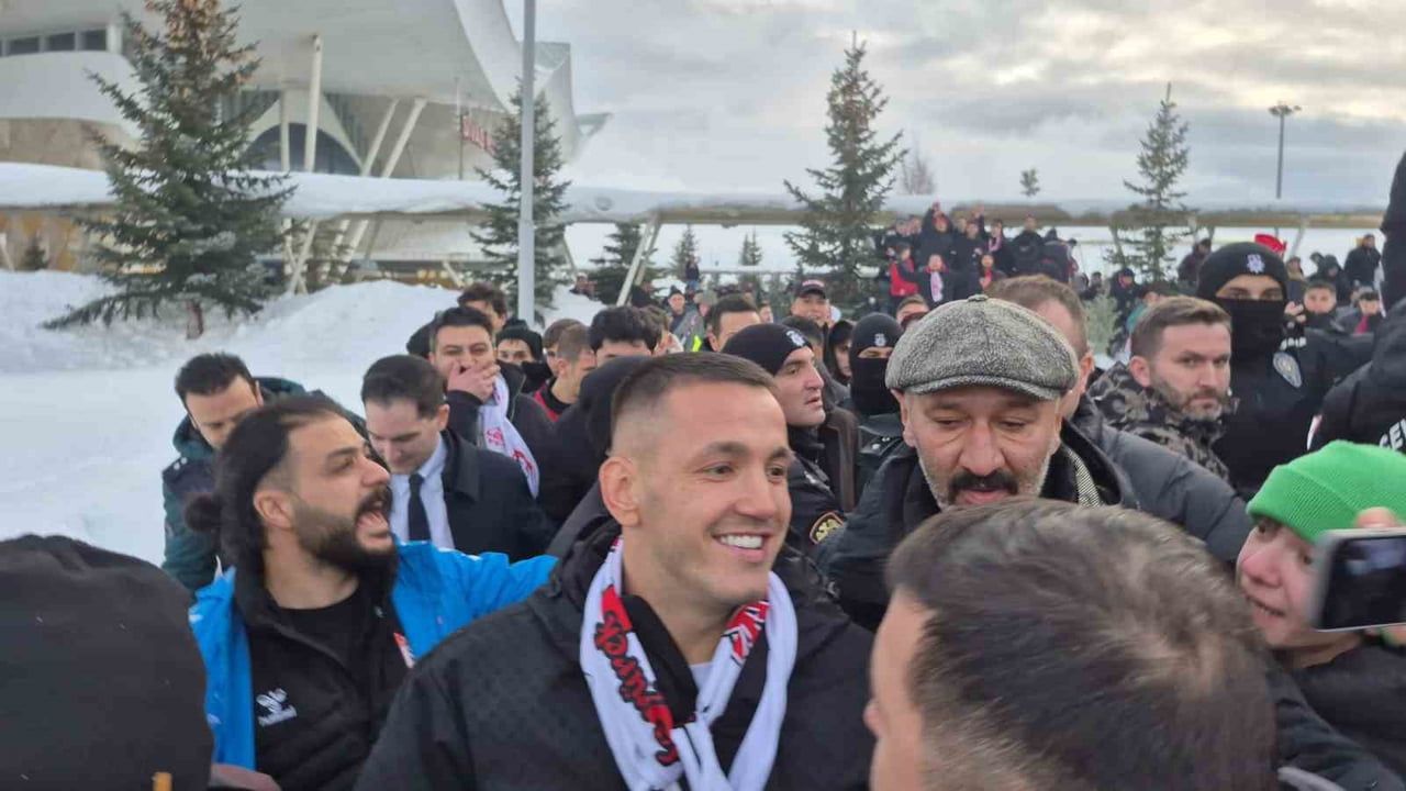 Rey Manaj Sivas'a Geldi; Havalimanında Taraftarlar Karşıladı