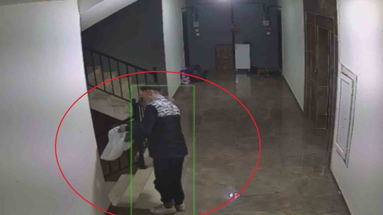 Reyhanlı'da apartmana giren 3 kişinin daire önündeki 2 çift ayakkabıyı çalma anı kamerada