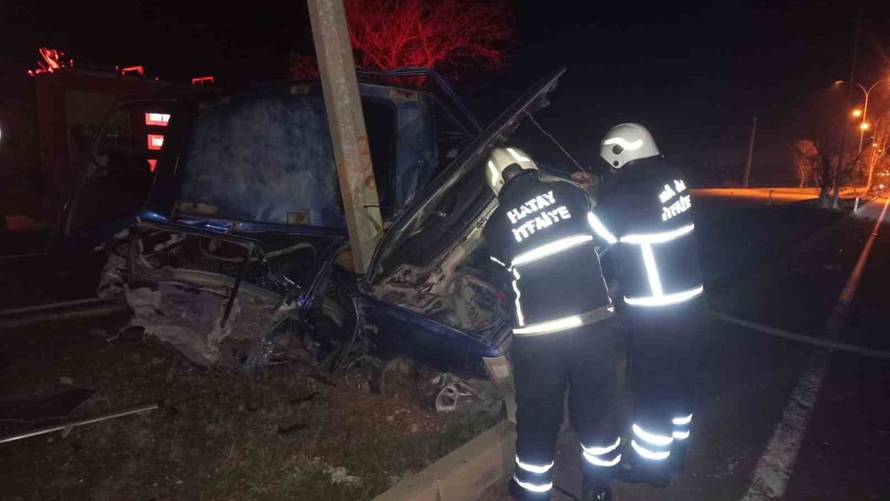 Reyhanlı'da Tofaş otomobil aydınlatma direğine çarpıp ikiye ayrıldı: 2 yaralı