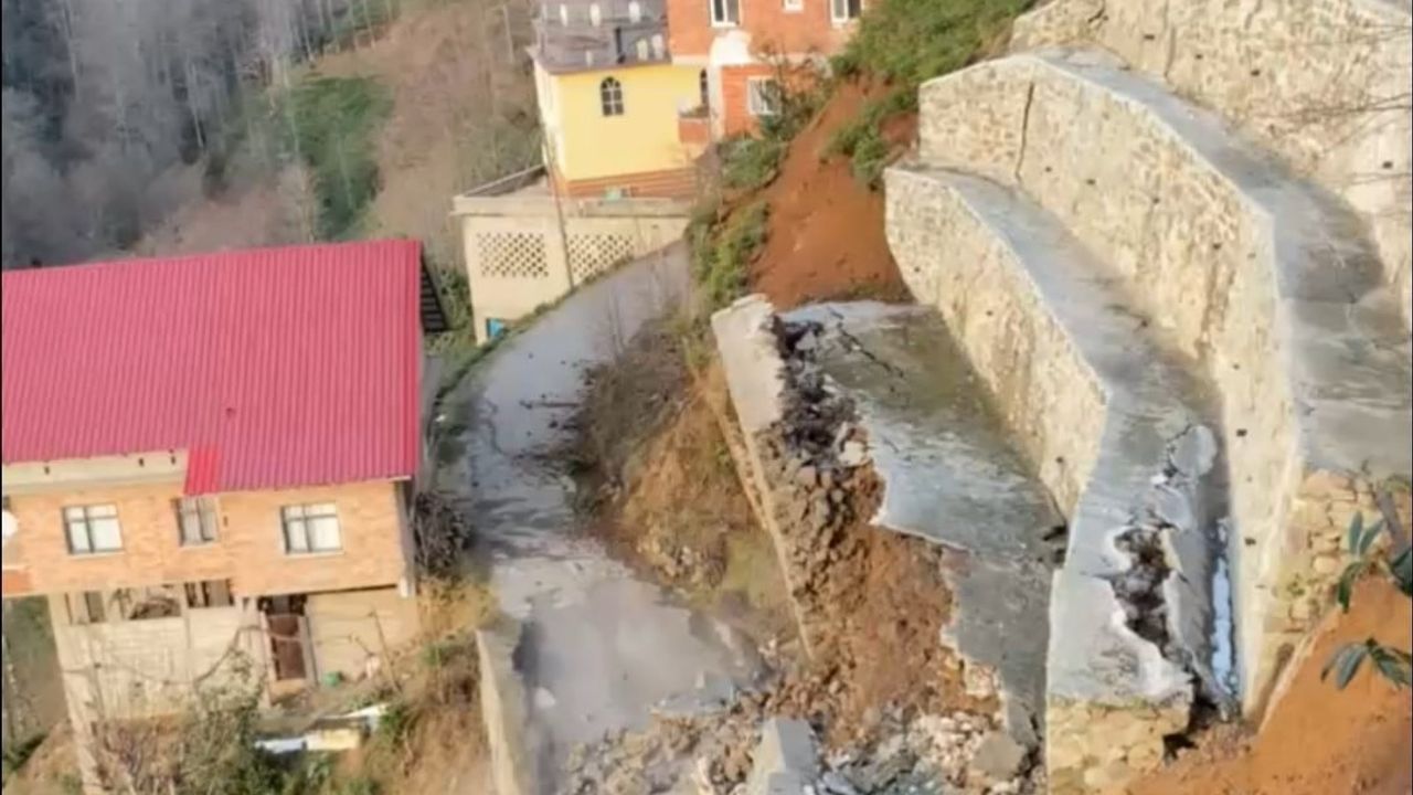 Rize Ardeşen Bayırcık’ta istinat duvarı çöktü: 2 ev tedbir amaçlı boşaltıldı, mahalle yolu kapandı