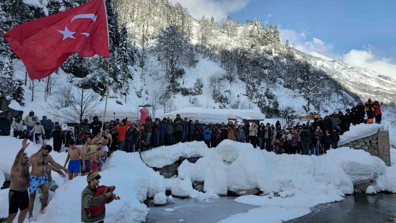 Rize'de 10. Kış Yüzme Şenliği: Ardeşen Neknari'de 60 sporcu buzlu sularda dayanıklılık gösterdi