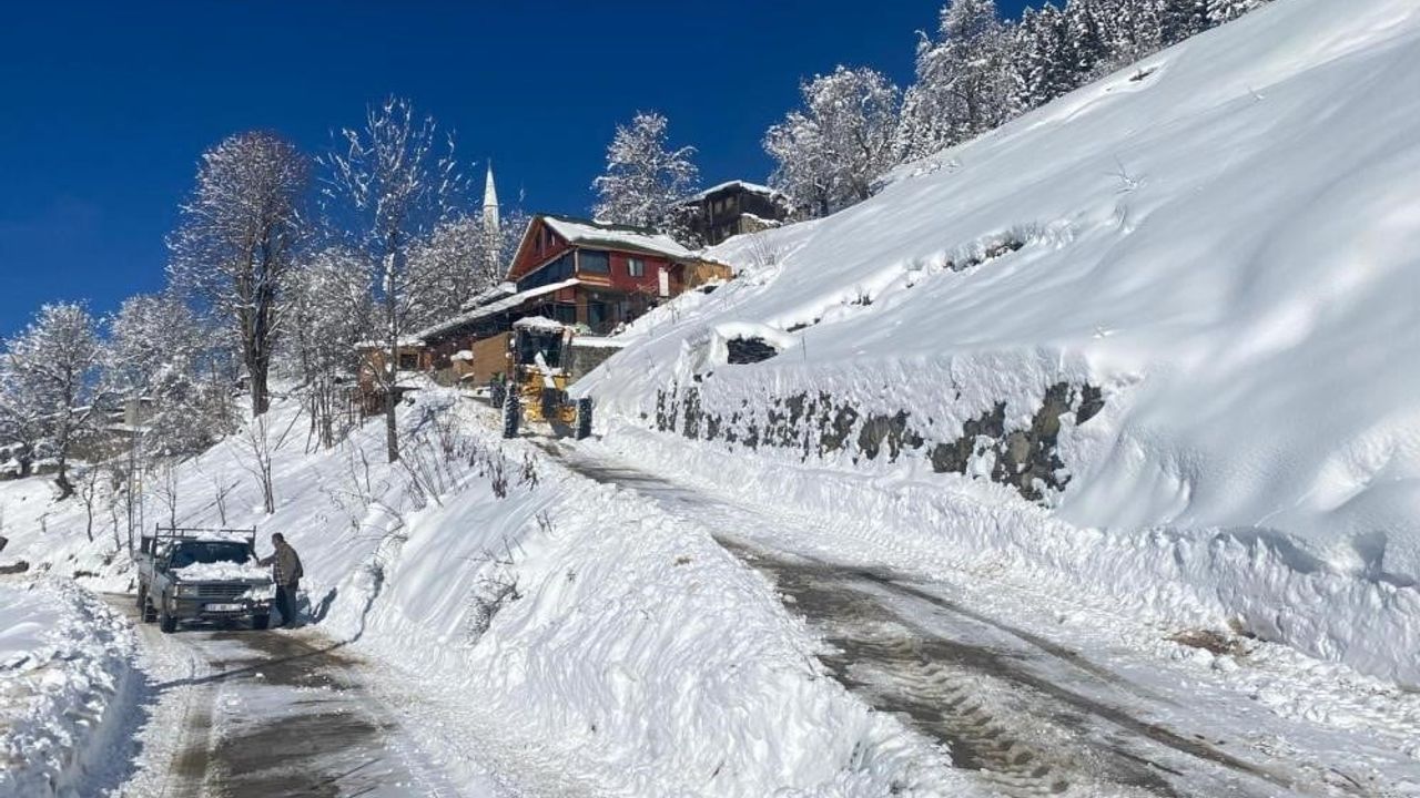 Rize'de 206 köy yolundan 131'i ulaşıma açıldı, 75'inde karla mücadele sürüyor