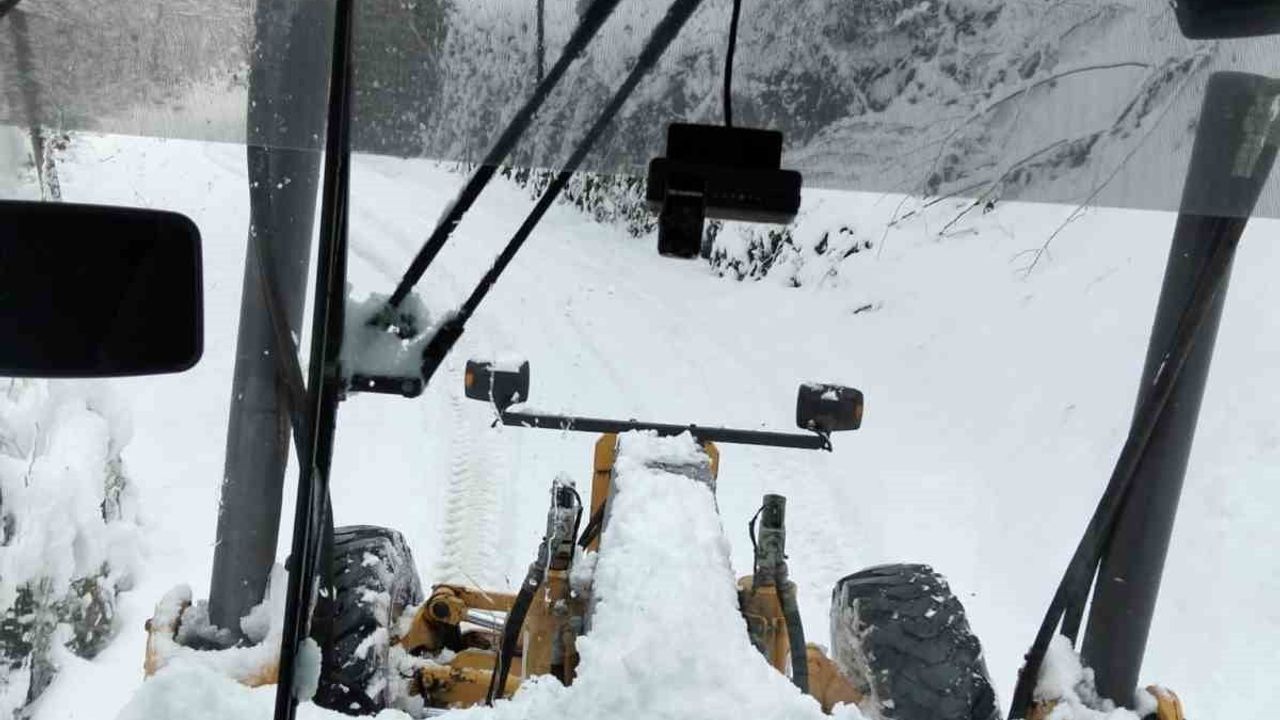 Rize'de 59 köy yolu kar yağışı nedeniyle ulaşıma kapandı