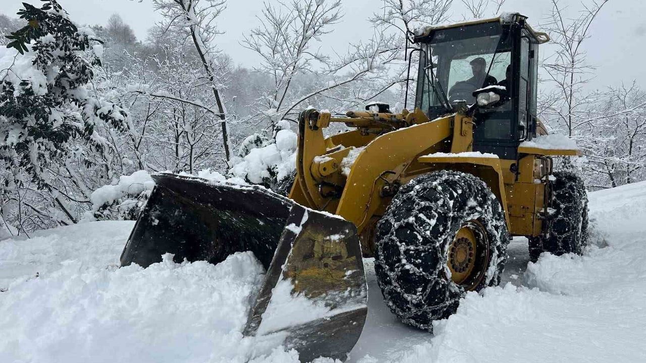 Rize'de kar nedeniyle 63 köy yolu ulaşıma kapandı; 124 personel ve 56 iş makinesiyle çalışmalar sürüyor
