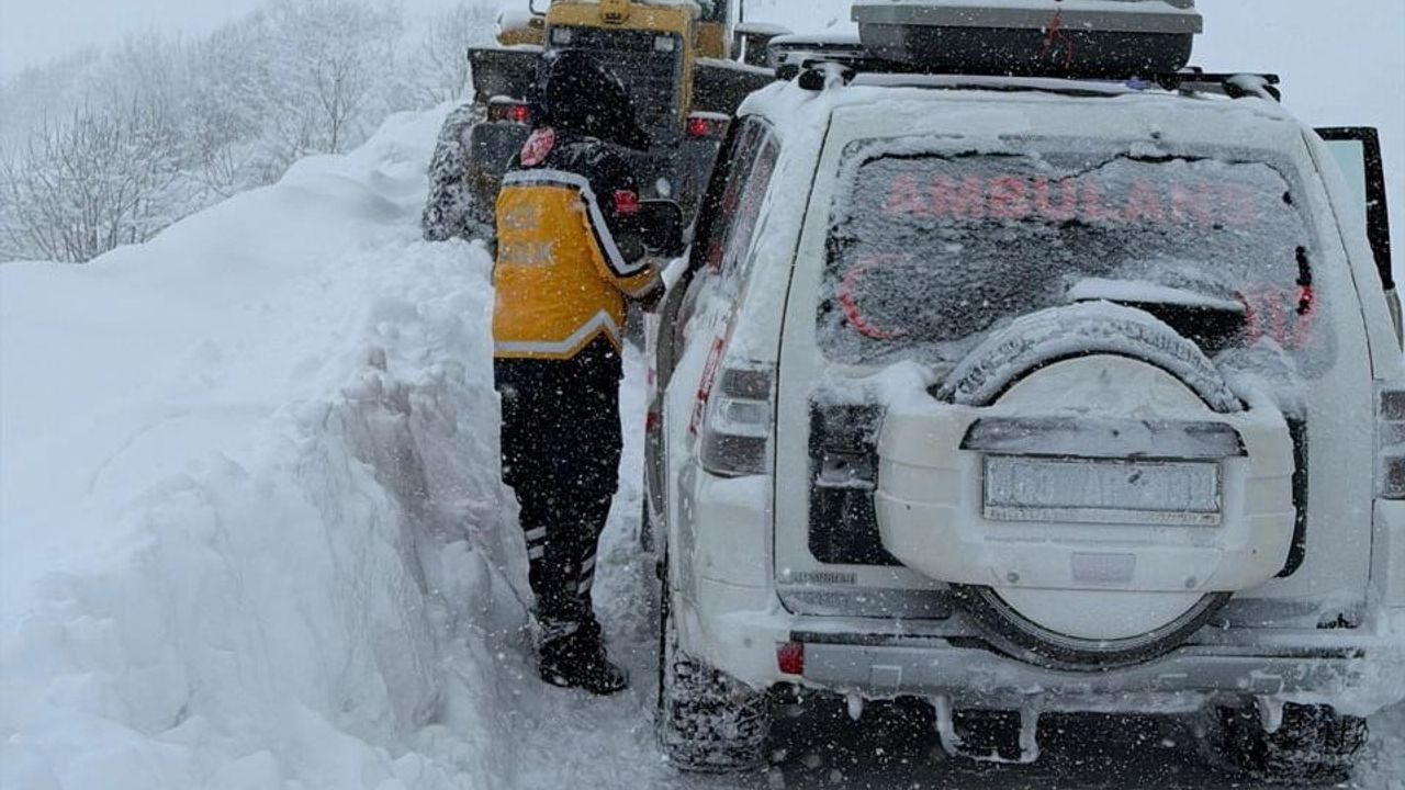 Rize'de kar yağışı 31 köy yolunu ulaşıma kapattı, yaylalarda kar 1 metreyi aştı