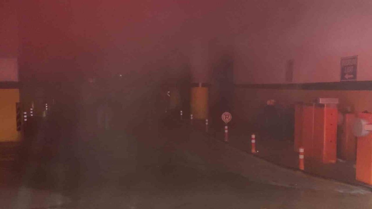 Rize'de kent meydanı altındaki belediye otoparkında trafoda yangın; araçlara zarar yok