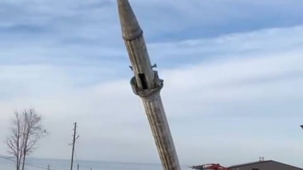 Rize Pazar Sahil Köyü'nde Yeni Caminin Açılmasının Ardından Eski Minare Kontrollü Şekilde Yıkıldı