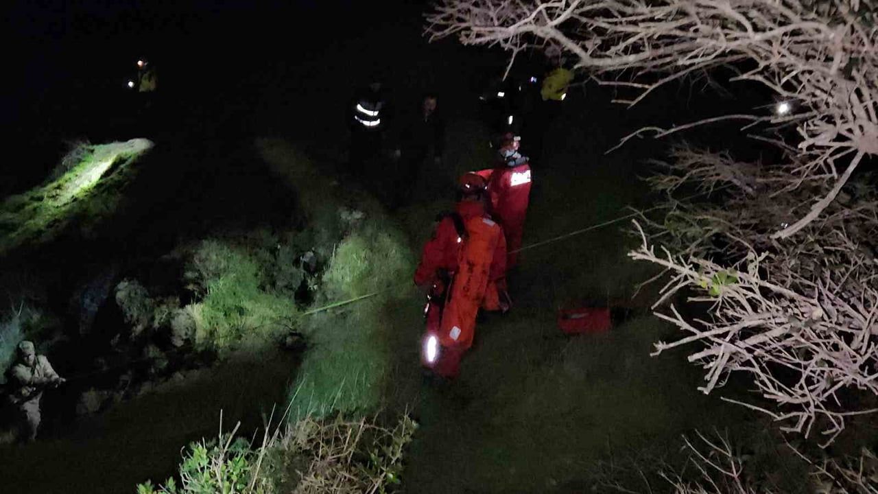 Rumelifeneri'nde kaybolan 57 yaşındaki kadın, uçurum kenarından 7 saat süren çalışmalarla kurtarıldı