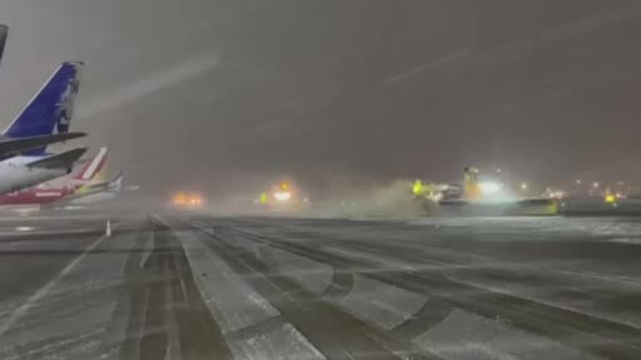 Sabiha Gökçen Havalimanı'nda kar ve buzla mücadele devam ediyor