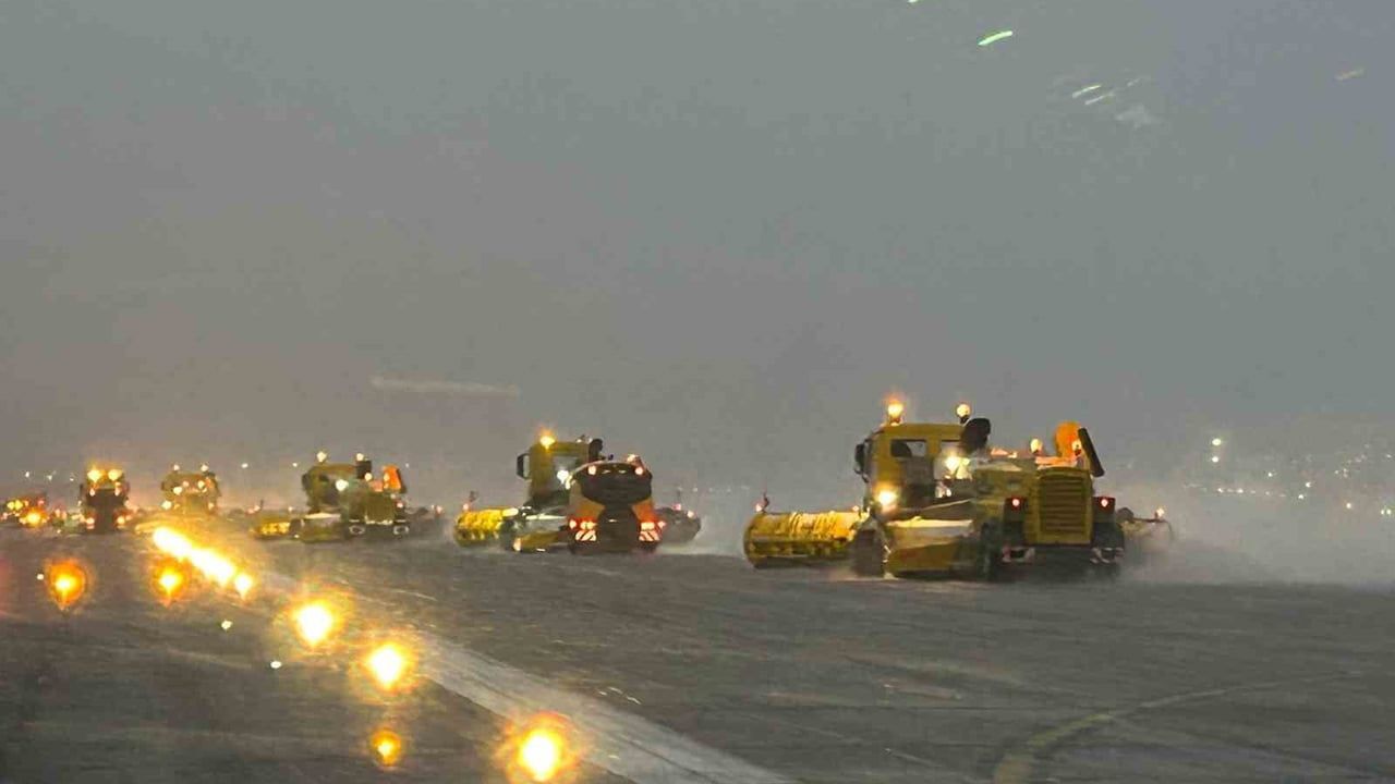 Sabiha Gökçen Havalimanı'nda kar ve buzla mücadele: HEAŞ 72 araç, 125 personelle görevde