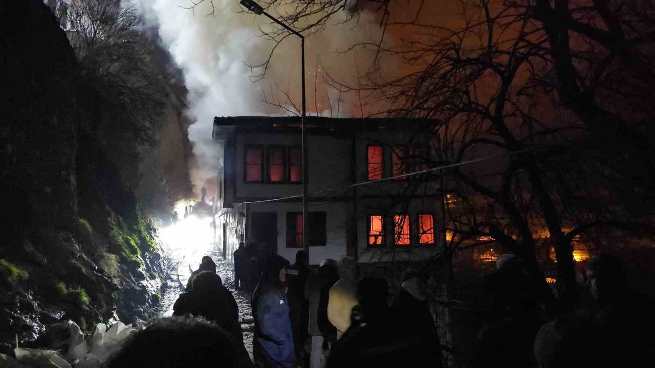 Safranbolu’da 200 yıllık tarihi konak çıkan yangında kullanılamaz hale geldi