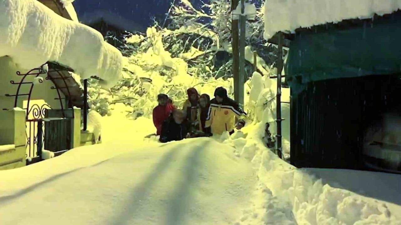 Safranbolu’da 80 cm kar örtüsünde sağlık ekipleri 88 yaşındaki kadını sedyeyle hastaneye taşıdı