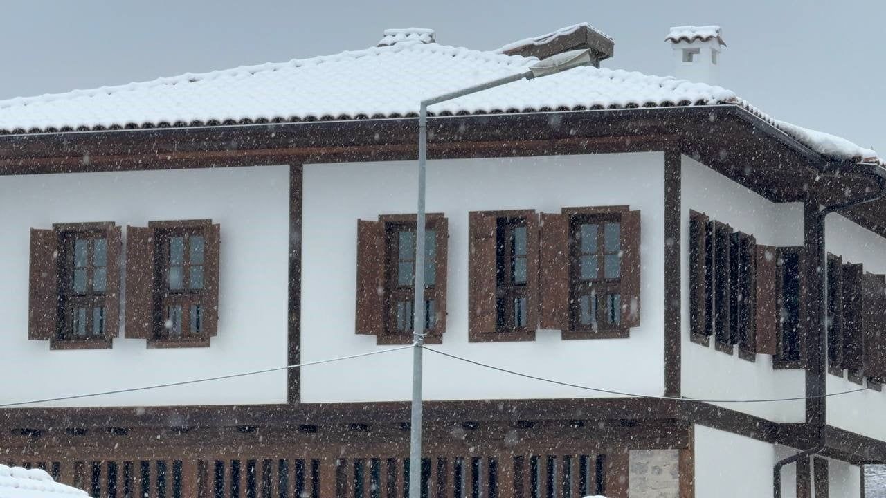 Safranbolu’da kar yağışı UNESCO mirası konakları beyaza bürüdü