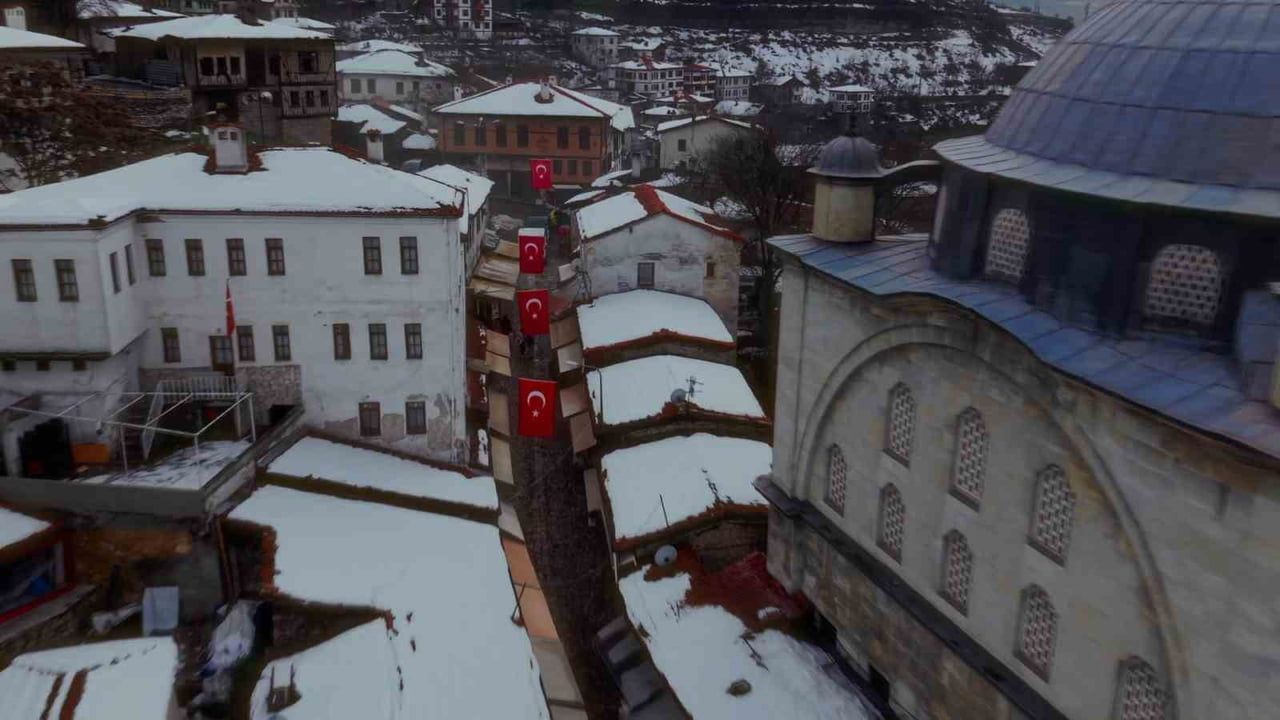 Safranbolu'nun Tarihi Evleri Karla Örtüldü: Dron Görüntüleri Miras Dokusunu Öne Çıkardı