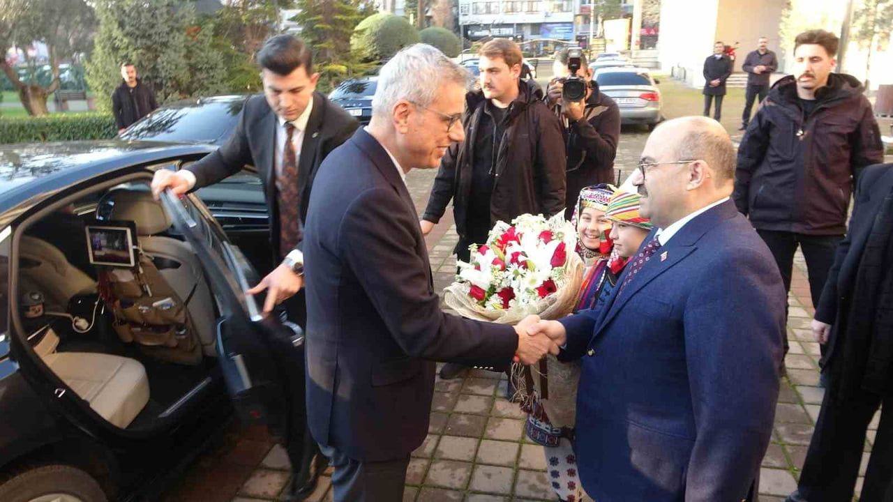 Sağlık Bakanı Memişoğlu Balıkesir'de: 'Üçte biri sigara içen bir toplumda yaşamak istemiyoruz' — Yatırımlar ve sigara mücadelesi