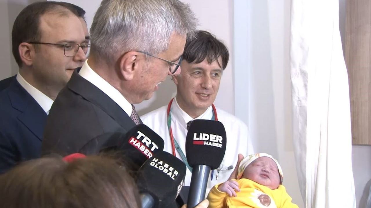 Sağlık Bakanı Memişoğlu Şişli Etfal'de 2026'nın ilk bebeklerini ziyaret etti