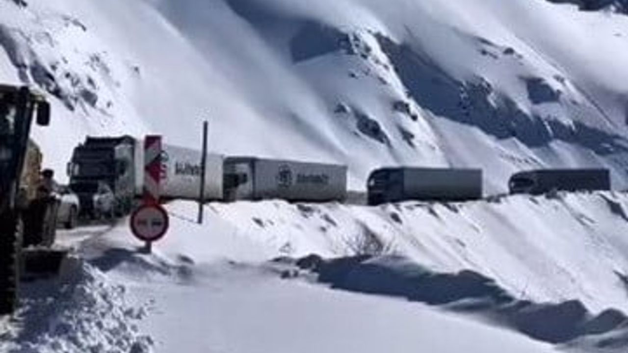 Sahara Geçidi'nde buzlanma tırın yoldan çıkmasına yol açtı; Şavşat Karayolu kısa süreli ulaşıma kapandı