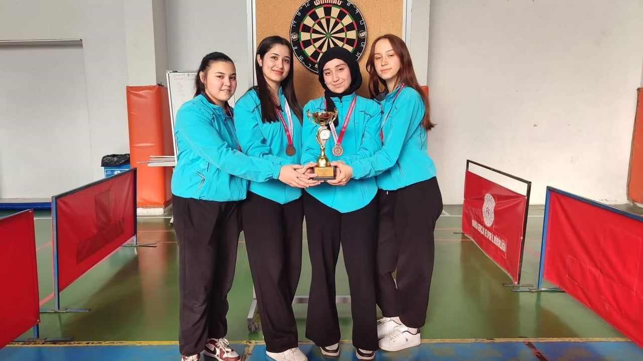 Şahin Şen Anadolu Kız İmam Hatip Lisesi Dart Takımı Manisa'da il üçüncüsü oldu