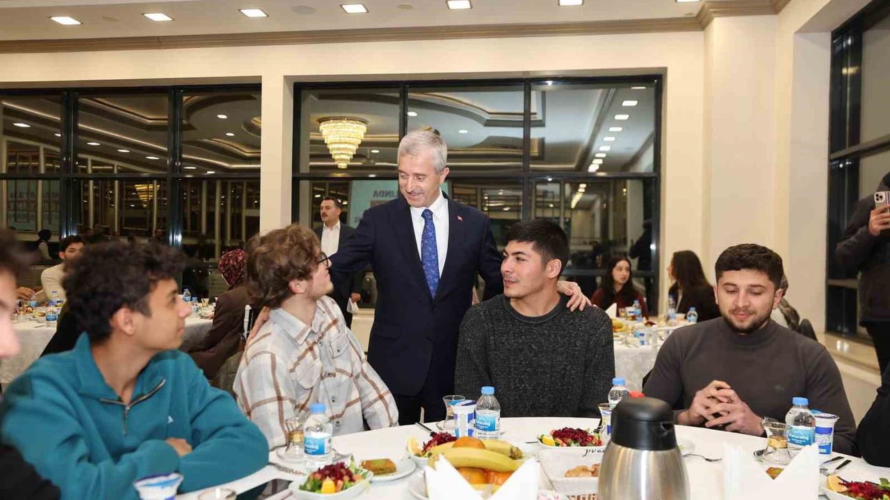 Şahinbey Belediye Başkanı Mehmet Tahmazoğlu, YKS'de ilk bine giren öğrencilerle buluştu