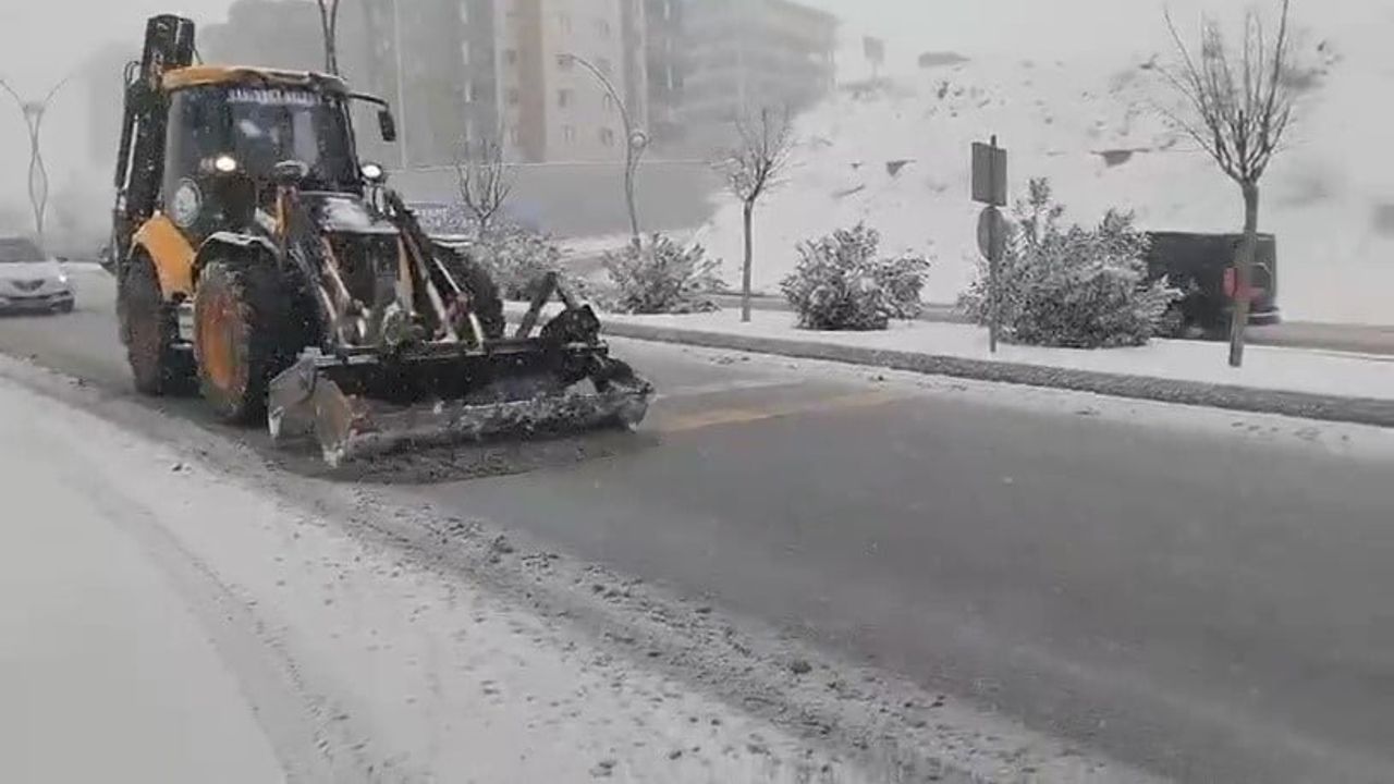 Şahinbey Belediyesi 24 Saat Karla Mücadele Ediyor: Öncelik Hastane, Okul ve Toplu Taşıma