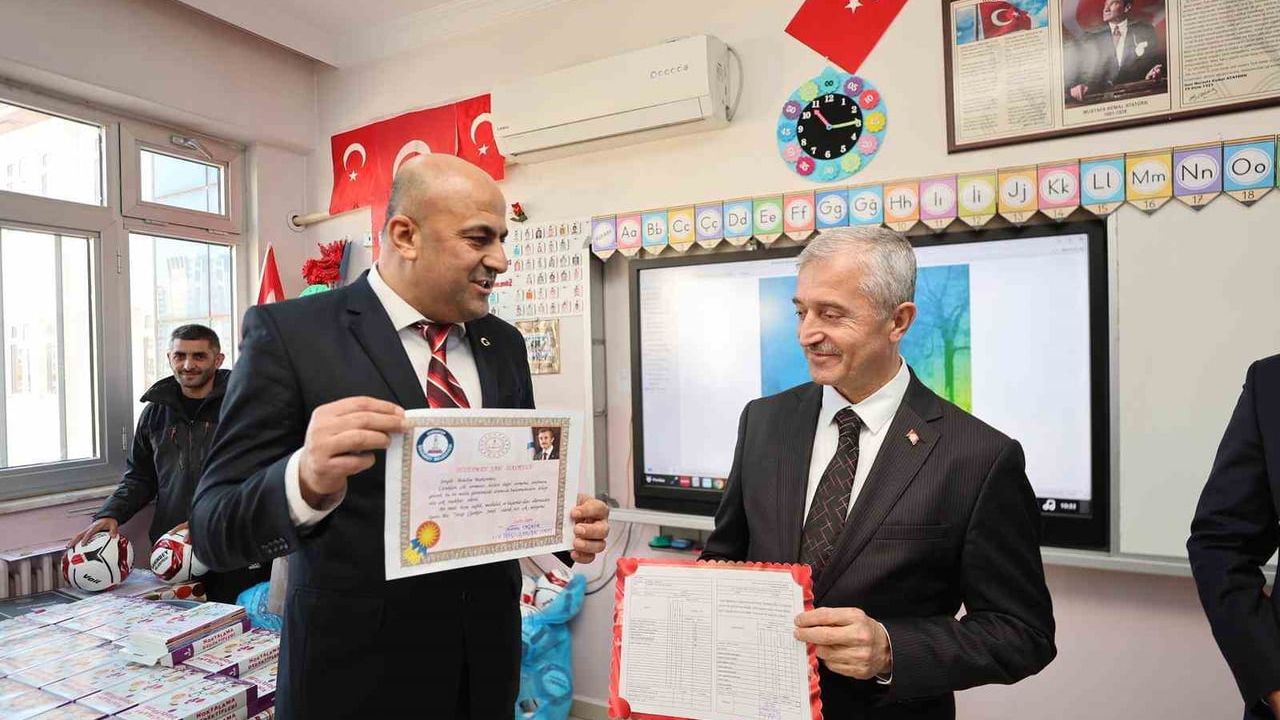 Şahinbey Belediyesi, ilkokul öğrencilerine sömestr için 1 milyon 150 bin kitap ve top dağıttı