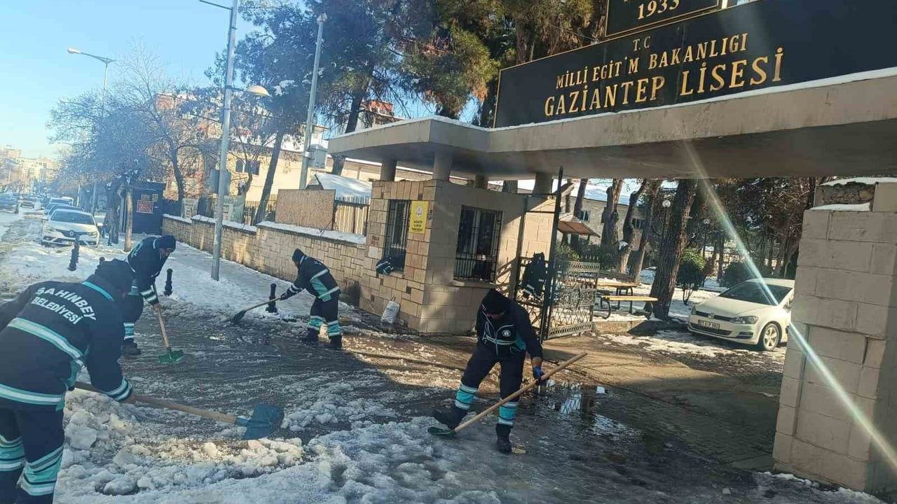 Şahinbey Belediyesi okulları ve yolları kar temizliğiyle eğitime hazırladı
