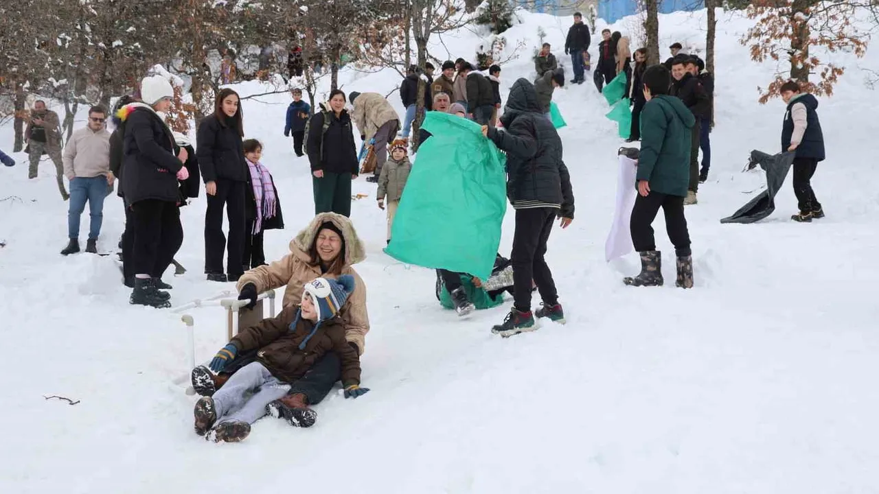 Saimbeyli’de 'Adana usulü' kayak festivali: Leğen, bidon ve poşetle pist keyfi