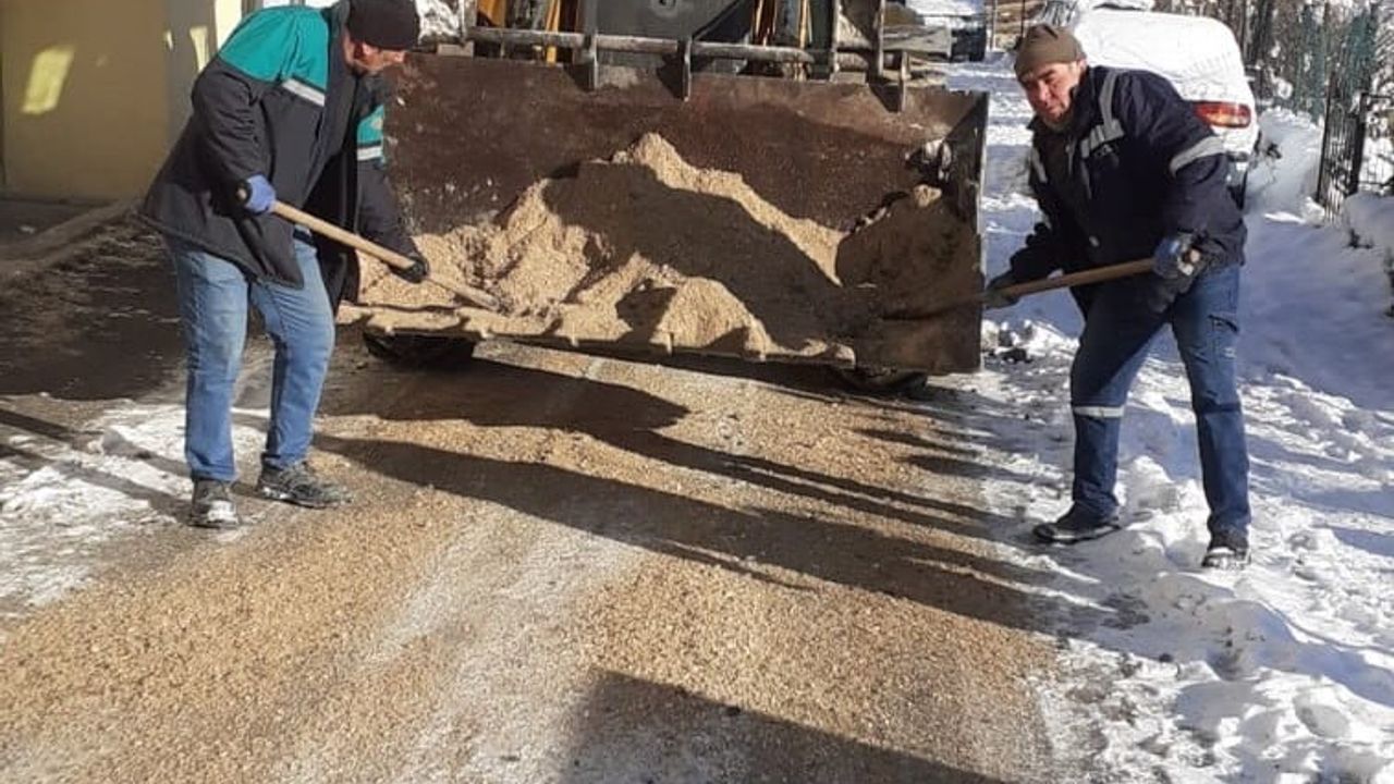 Saimbeyli’de Belediye Ekipleri Karla Mücadeleyi Aralıksız Sürdürüyor