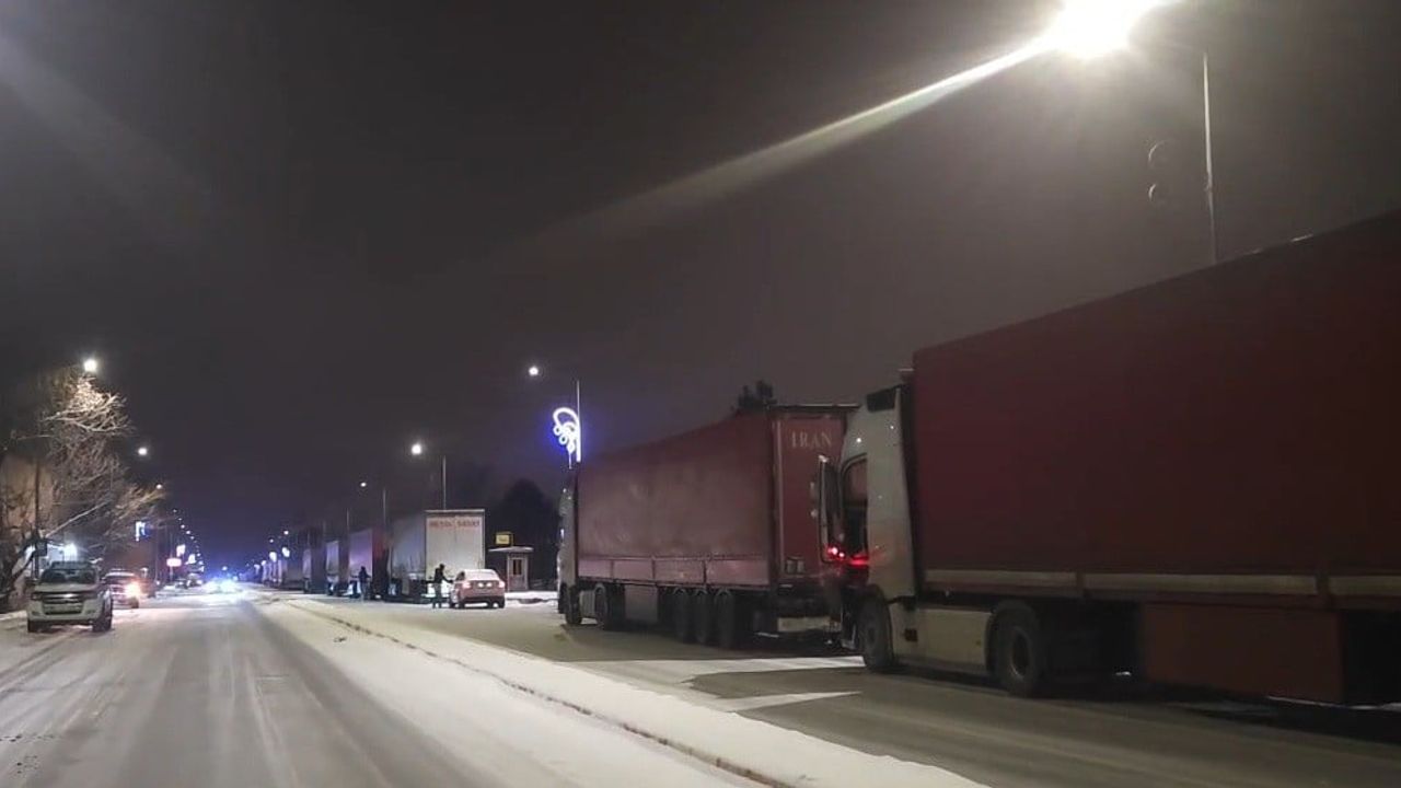 Sakaltutan Geçidi'nde düşen çığ nedeniyle Erzincan-Sivas karayolu kısa süreliğine ulaşıma kapandı