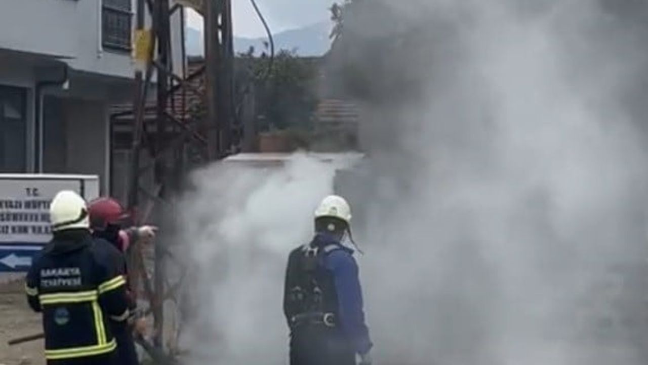 Sakarya Akyazı’da trafoda yangın: Müdahale sırasında patlama mahallede paniğe yol açtı