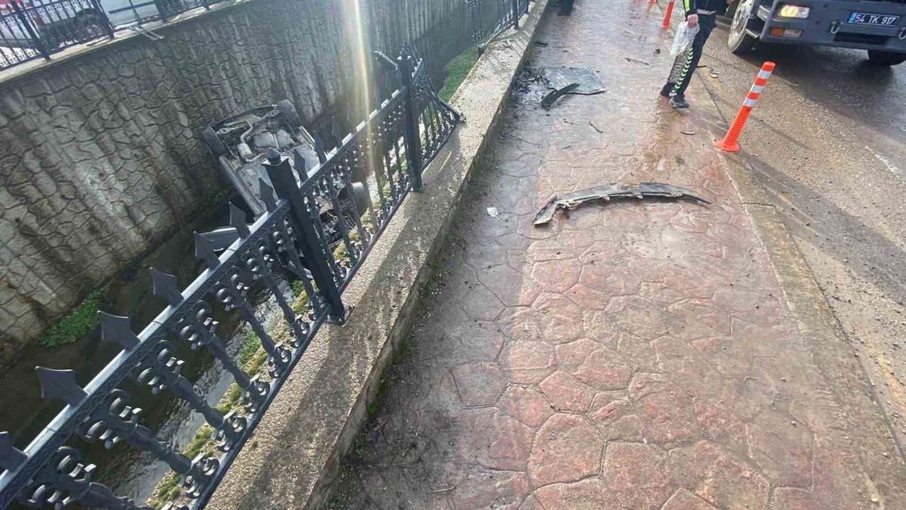 Sakarya Akyazı’da yağışta yoldan çıkan araç su kanalına uçtu; sürücü yaralandı
