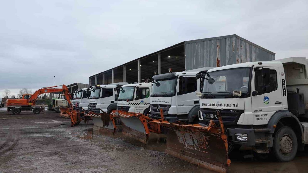 Sakarya Büyükşehir Belediyesi karla mücadeleye hazır: 49 araç, 98 personel sahada