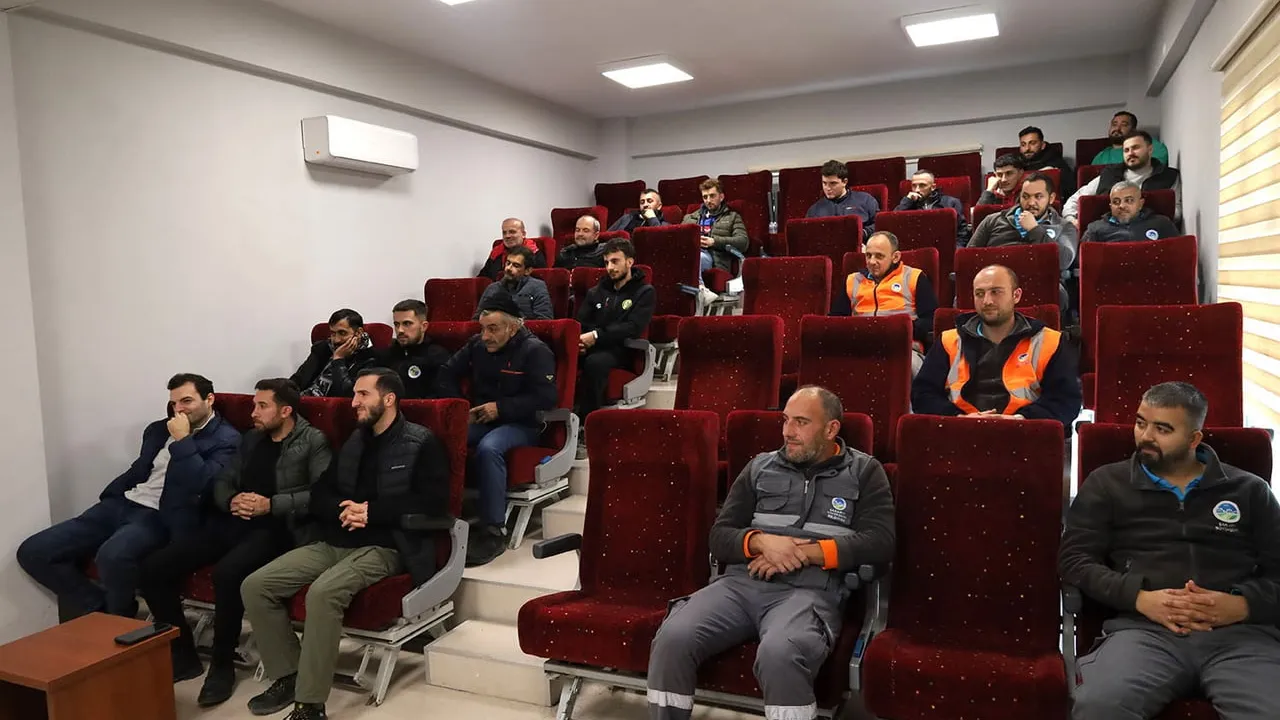 Sakarya Büyükşehir Belediyesi'nden İlçe Personeline 'Güvenli Müdahale' Sokak Hayvanları Eğitimi