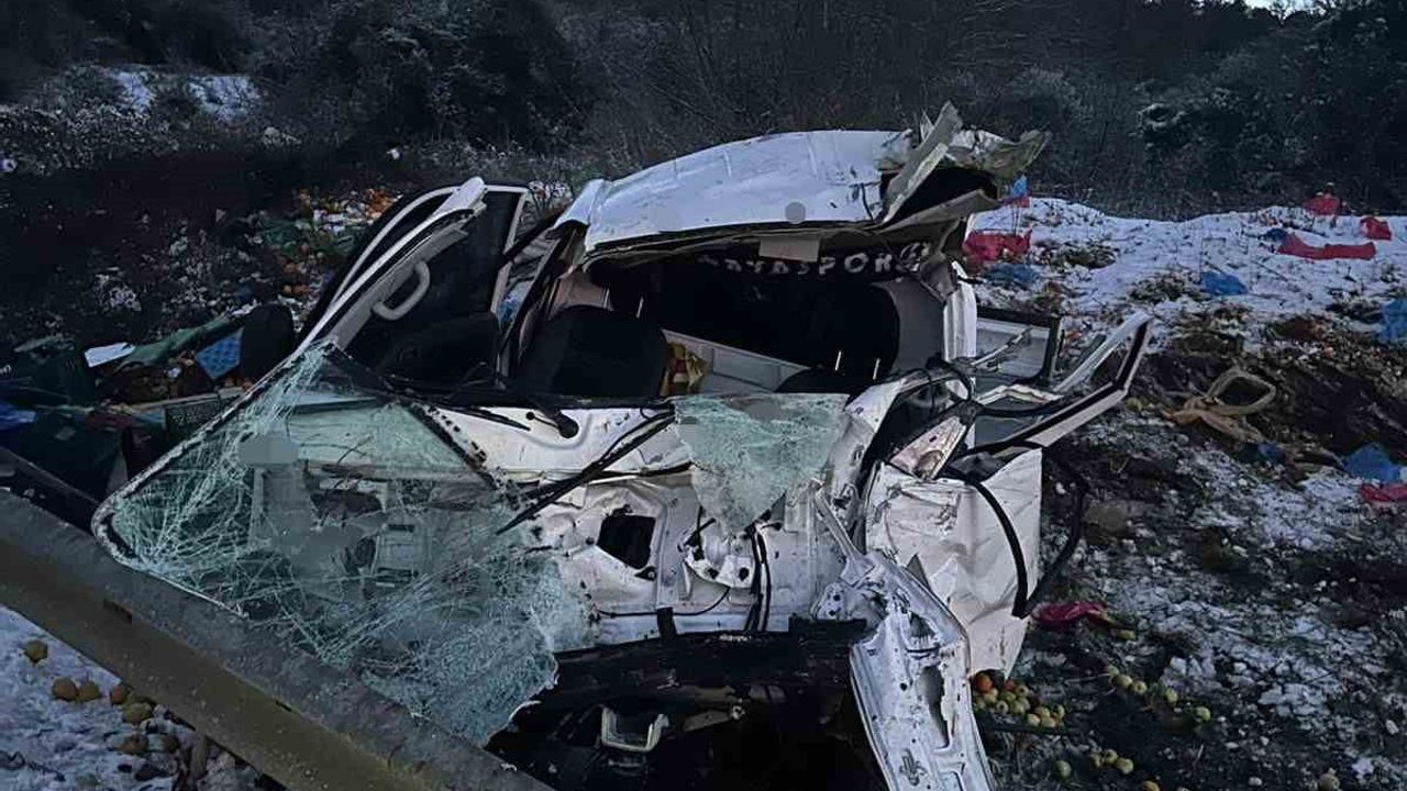 Sakarya’da Adapazarı-Kaynarca yolunda kamyonet takla attı: Baba ve oğlu yaralandı