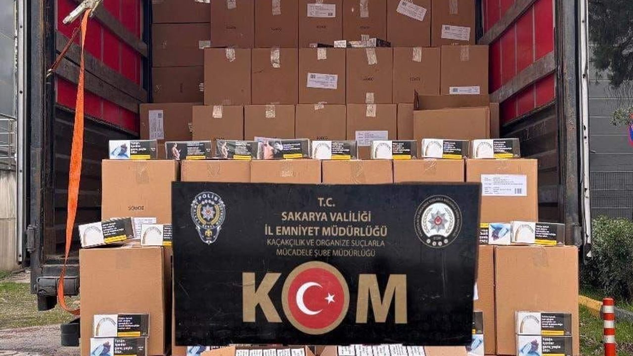 Sakarya'da Anadolu Otoyolu'nda durdurulan tırdan 6 milyon 610 bin boş makaron ele geçirildi