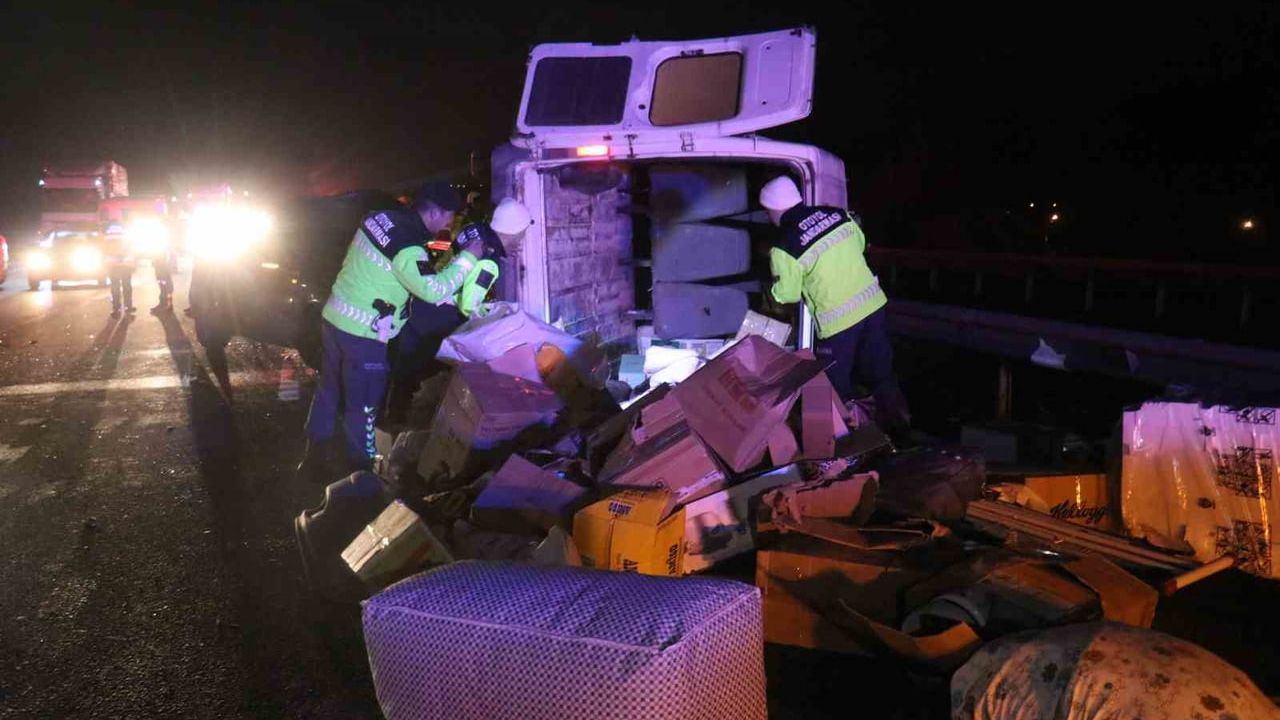 Sakarya'da Anadolu Otoyolu'nda minibüse arkadan çarpma: 1 ölü, 3 yaralı; sürücünün 2.11 promil alkollü olduğu tespit edildi