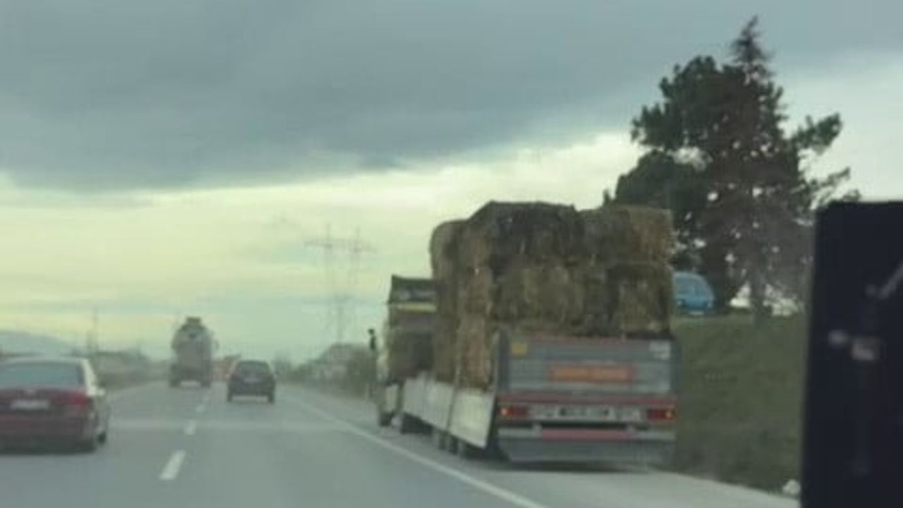 Sakarya’da D020 kara yolunda tırdan düşen saman balyaları trafiği etkiledi