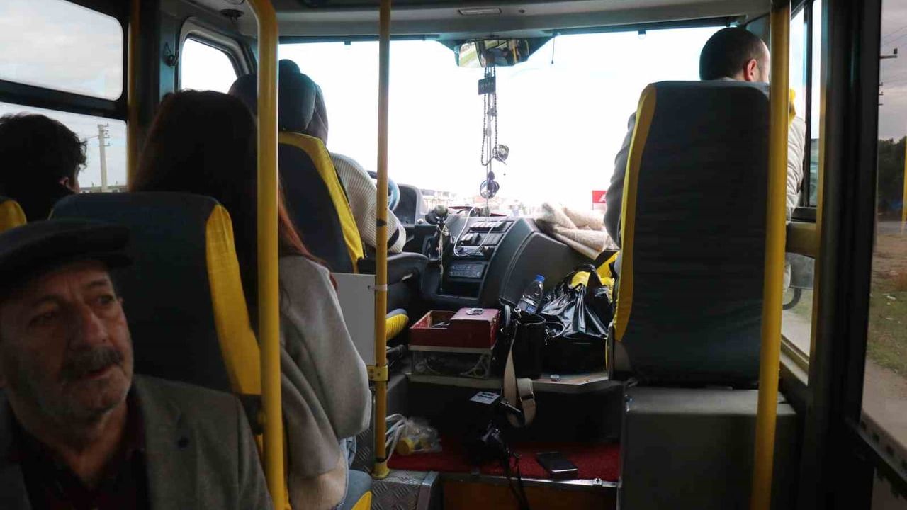 Sakarya’da ebelik öğrencisi Sude Naz Topçu, minibüs şoförlüğüyle kadınlara örnek oluyor