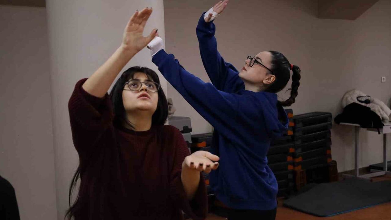 Sakarya'da "Genç Sahne Tiyatro Okulu" kursiyerleri profesyonel eğitimle sahneye hazırlanıyor