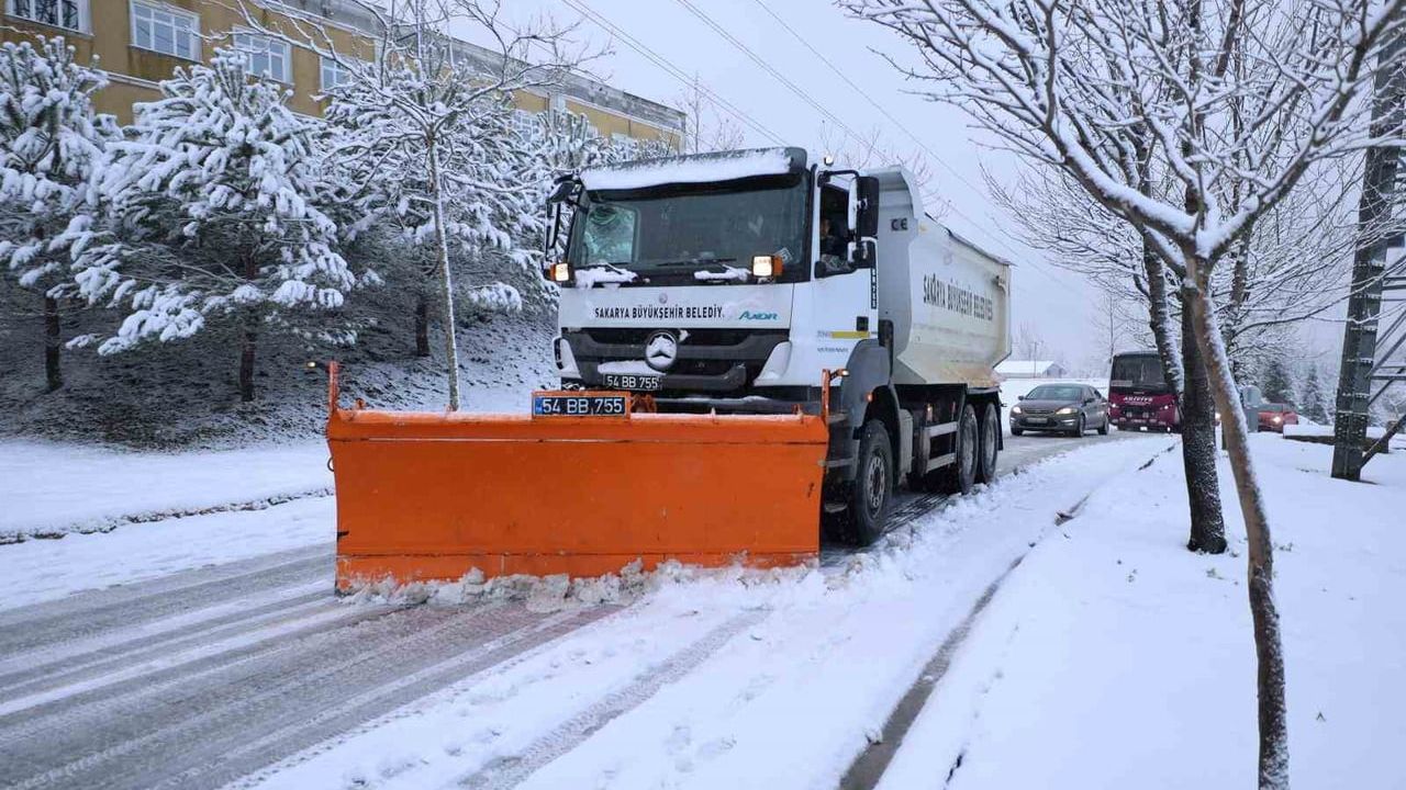 Sakarya'da kar yağışı sonrası 45 grup yoldan 33'ü ulaşıma açıldı