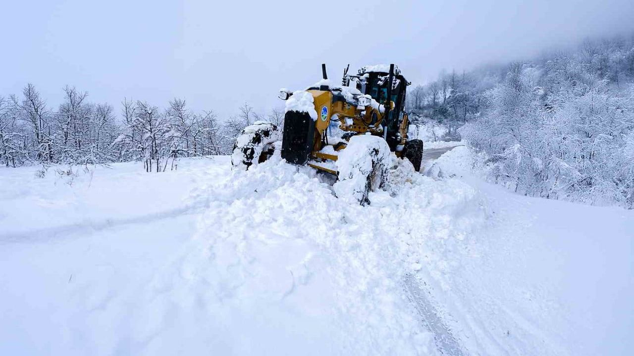 Sakarya'da karla mücadele: Kapanan 35 yolun 34'ü ulaşıma açıldı