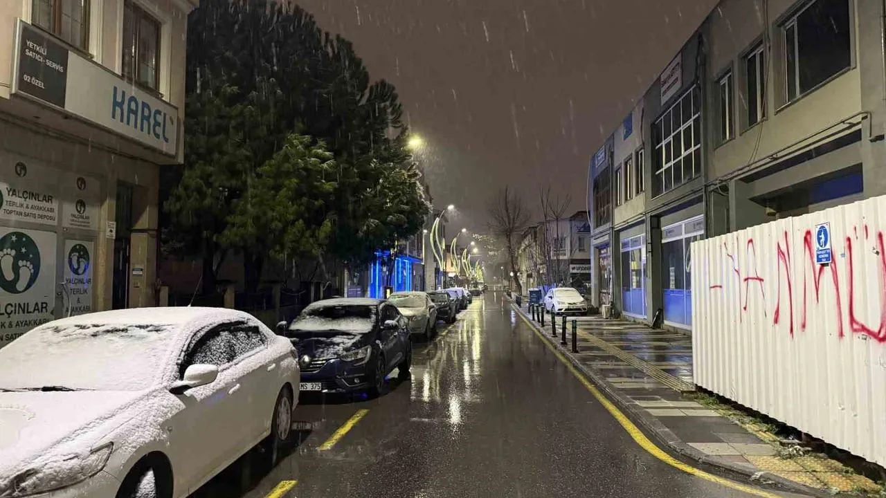 Sakarya'da lapa lapa kar yağışı şehir merkezinde etkili oldu