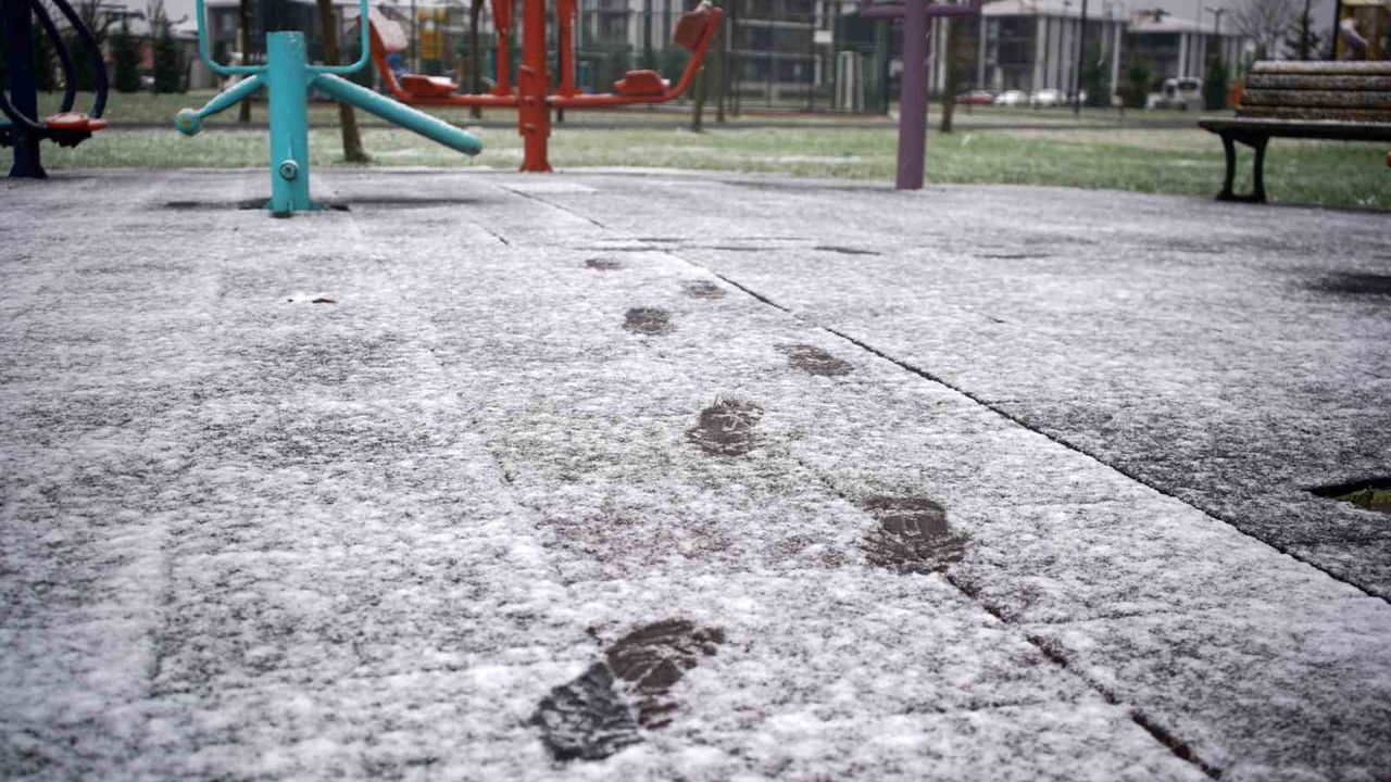Sakarya'da Sabah Saatlerinde Etkili Olan Kar Yağışı